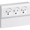 LK OPUS 66 TRIPPEL STIKONTAKT MED PANEL HVID M/JORD^ Stikkontakter & Afbrydere