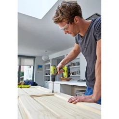Ryobi ONE+ R18DD2-220S BORE-/SKRUEMASKINE AKKU MED BATTERI OG LADER^ Bore- & Skruemaskiner